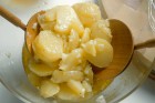 Kartoffelsalat servieren