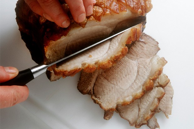 Schweinsbraten servieren