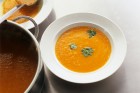 Kürbissuppe servieren