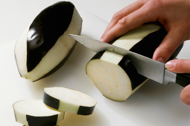 Aubergine schälen und schneiden