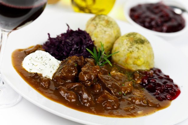 Rehragout mit Knödeln