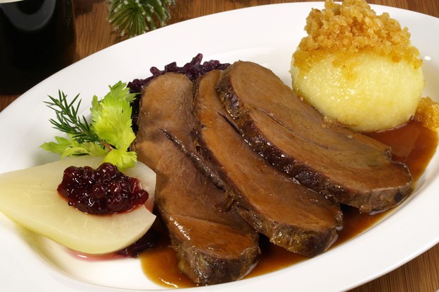 Wildschweinbraten mit Rotkraut und Kartoffelknödeln