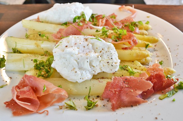 Weißer Spargel mit pochiertem Ei