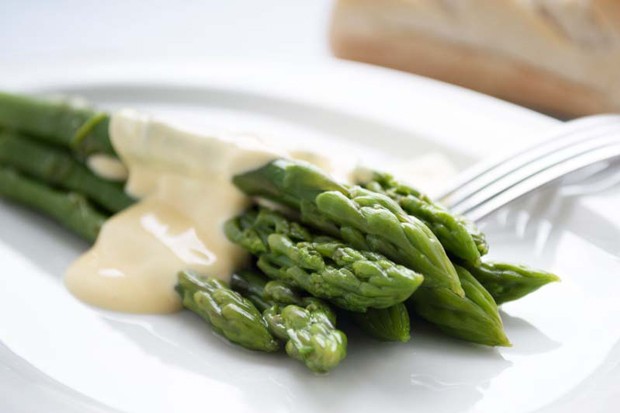 Hollandaise Sauce mit frischem Spargel