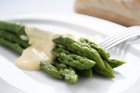 Hollandaise Sauce mit frischem Spargel