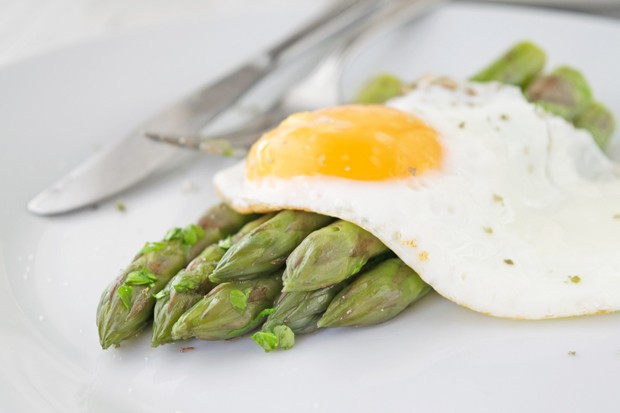 Spiegelei auf Spargel