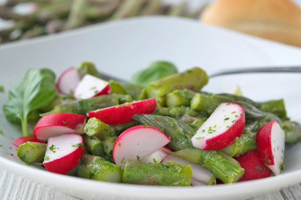 Spargelsalat mit Radieschen