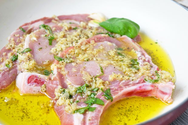Schweinekoteletts in Basilikummarinade