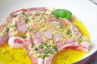 Schweinekoteletts in Basilikummarinade