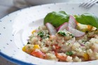 Frühlingsrisotto mit Radieschen