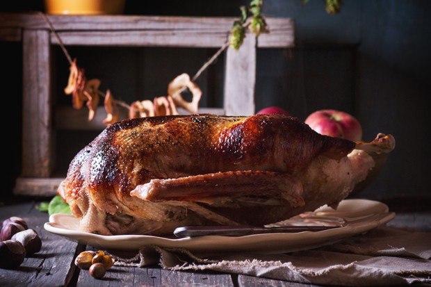 Gebratene Gans mit Äpfeln und Zwiebeln