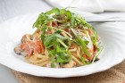 Sauerrahm-Champignon-Spaghetti auf Rucola