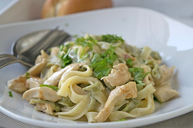 Huhn mit Bandnudeln und Zitronensauce