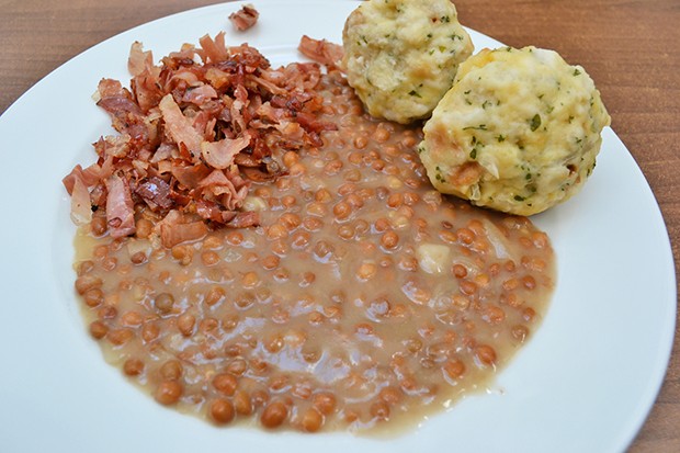 Linsen mit Knödel und Speck