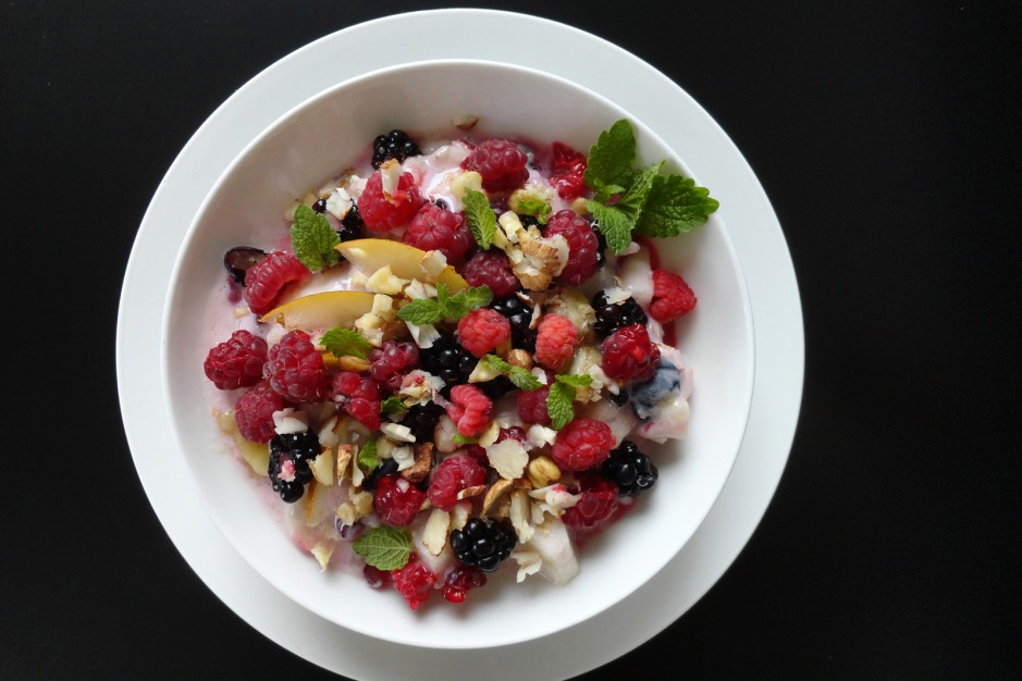 Herbstdessert mit Beeren und Nüssen