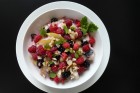 Herbstdessert mit Beeren und Nüssen