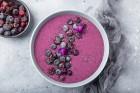 Smoothie Bowl mit Beeren