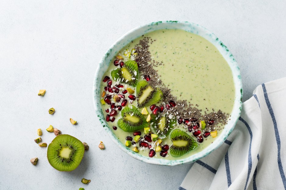 Smoothie Bowl mit grünem Gemüse