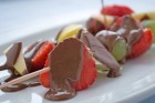 Obstspieße mit Schoko überzogen
