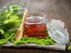 Maiwipferlsirup im Glas