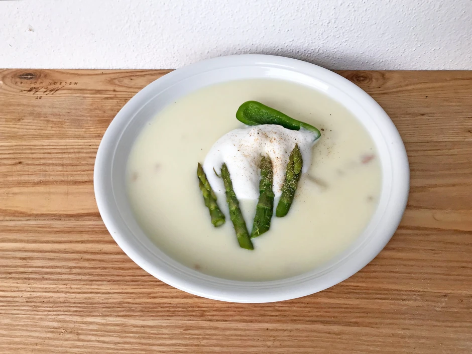 Spargelcremesuppe mit Jalapenos