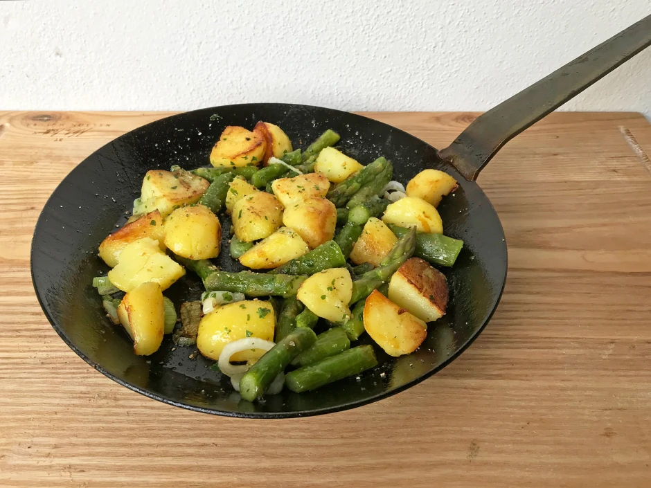Bratkartoffeln mit grünem Spargel