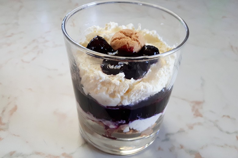 Heidelbeer-Schlagobers-Dessert