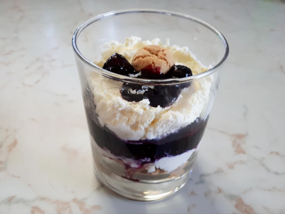 Heidelbeer-Schlagobers-Dessert