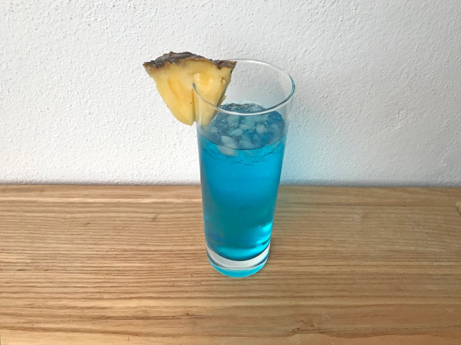 Blauer Cocktail mit Sprite