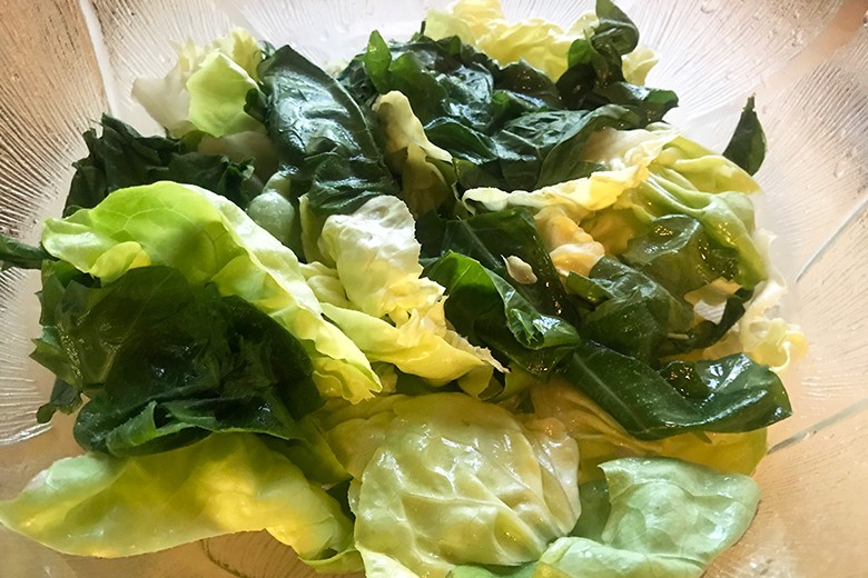Grüner Salat mit Löwenzahnblättern