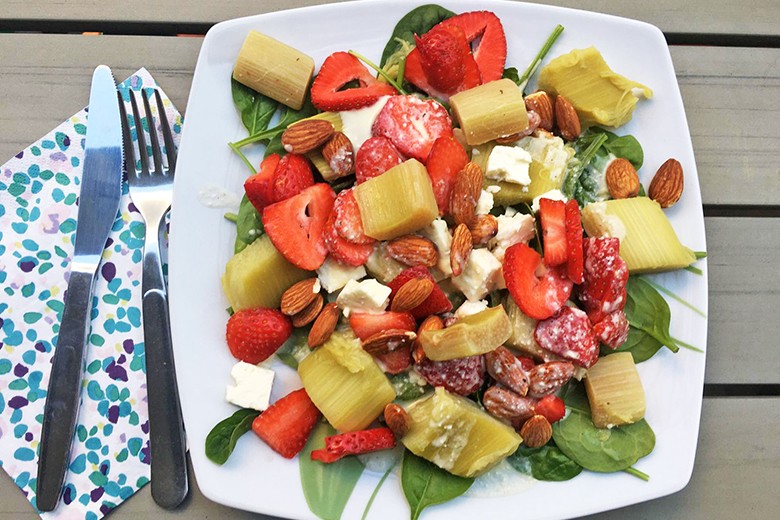 Rhabarber-Erdbeere-Feta Salat