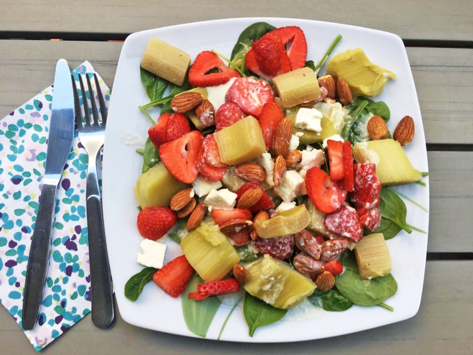 Rhabarber-Erdbeere-Feta Salat