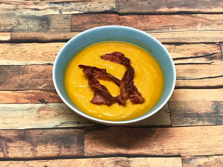 Rote Linsen Suppe mit Speckstreifen