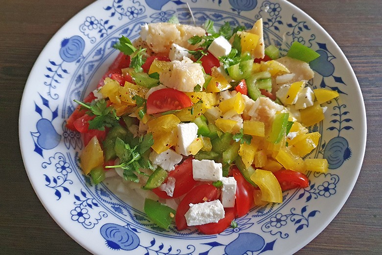 Knödelsalat mit Feta und Paprika