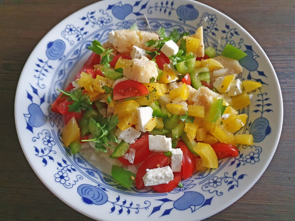 Knödelsalat mit Feta und Paprika