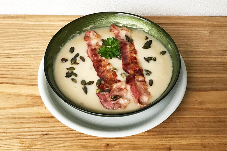 Knoblauchsuppe mit Speck und Kürbiskernen