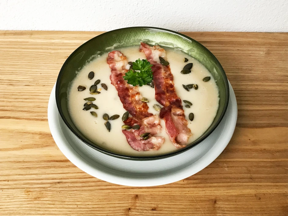 Knoblauchsuppe mit Speck und K&uuml;rbiskernen