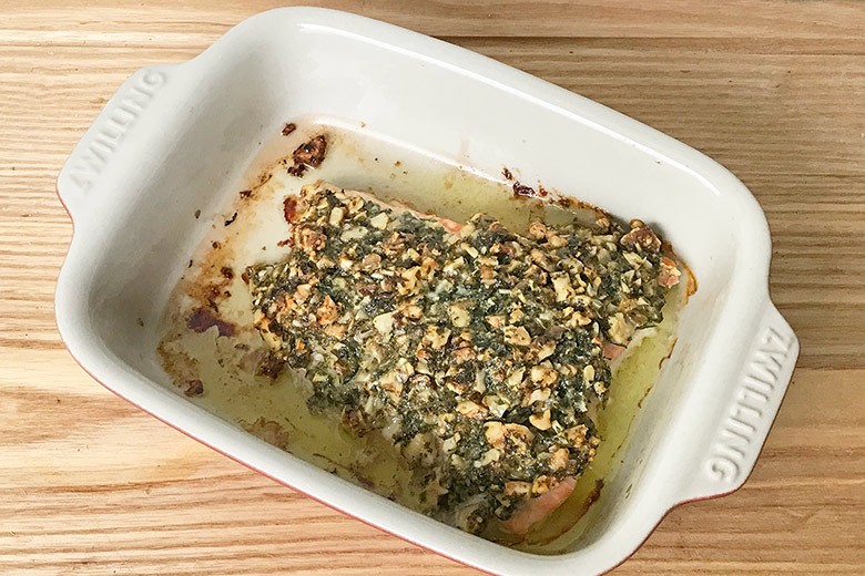 Lachsforellenfilet mit Walnuss-Kräuterkruste