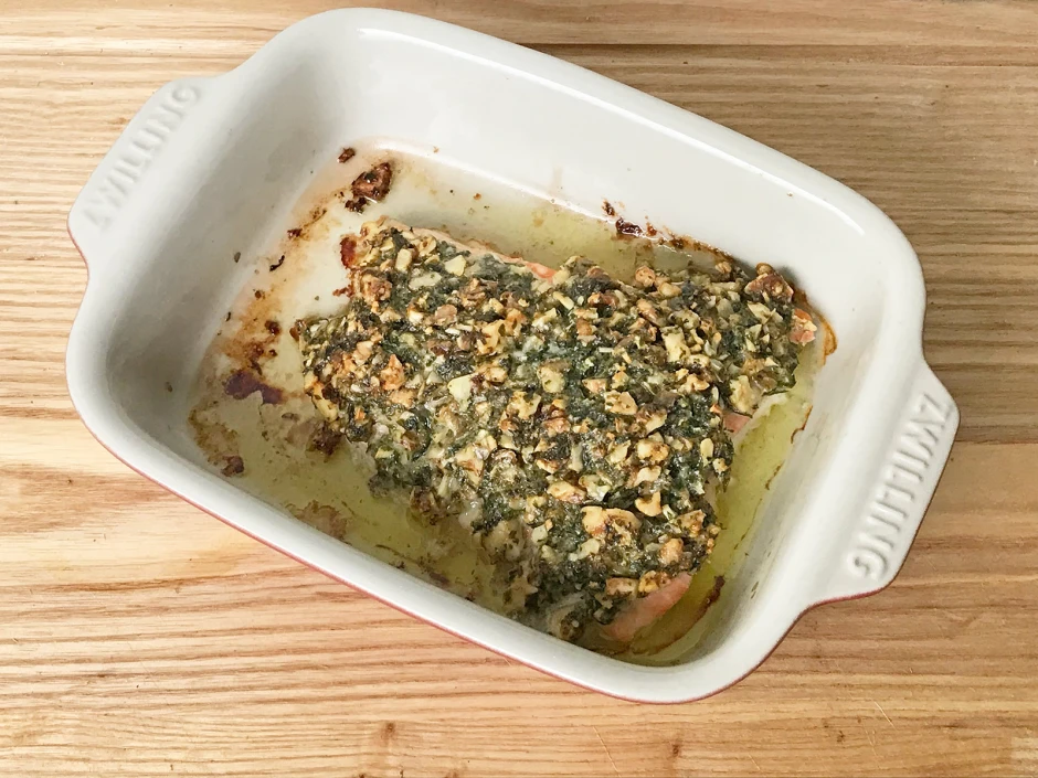 Lachsforellenfilet mit Walnuss-Kr&auml;uterkruste