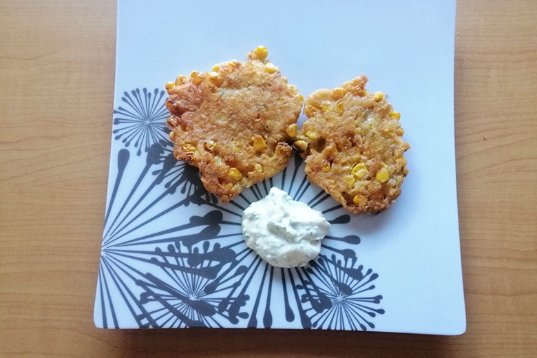 Mais-Käse-Puffer mit Schnittlauch-Dip