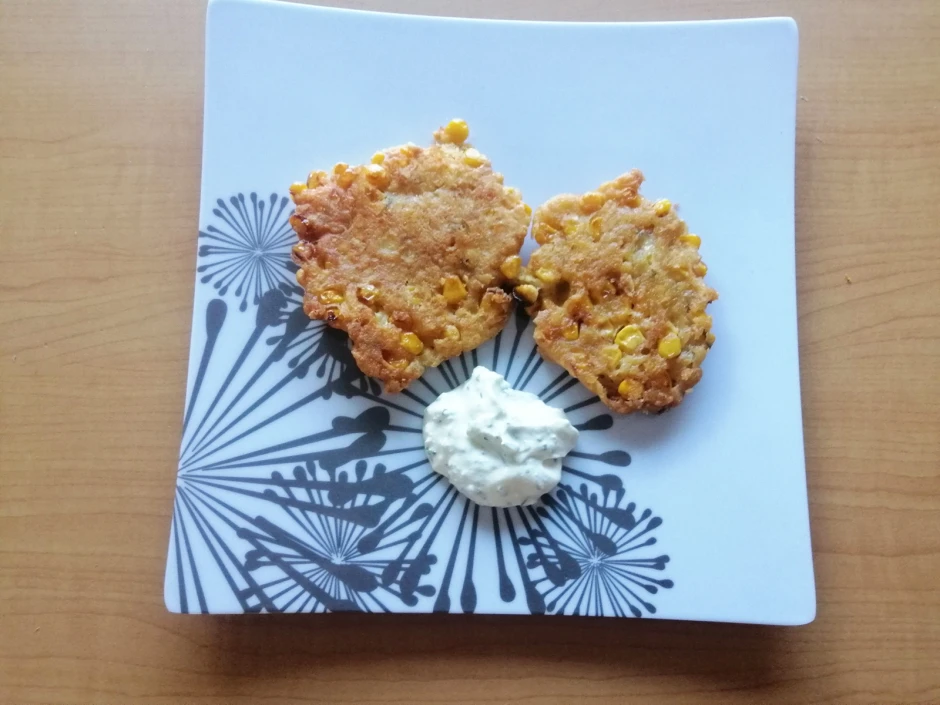 Mais-Käse-Puffer mit Schnittlauch-Dip