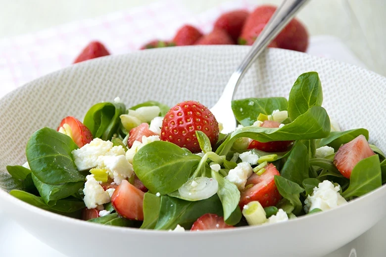 Frühlingssalat mit Erdbeeren und Feta