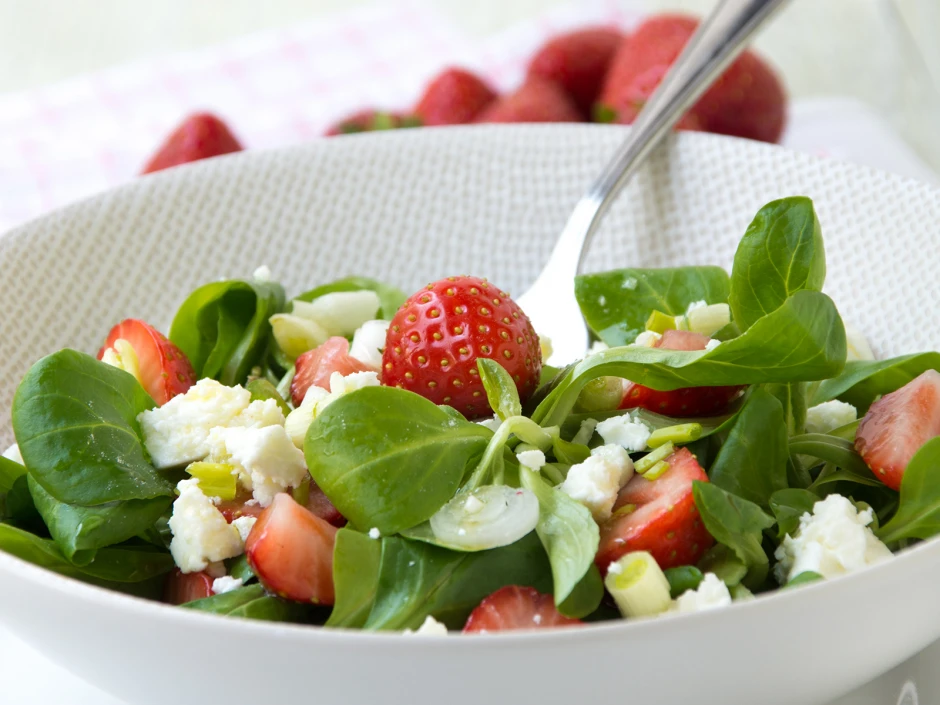 Frühlingssalat mit Erdbeeren und Feta