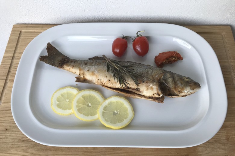 Mediterraner Wolfsbarsch aus dem Backofen