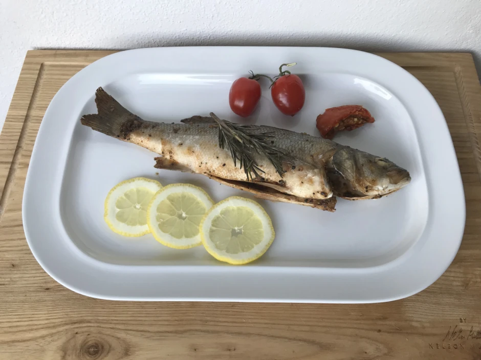 Mediterraner Wolfsbarsch aus dem Backofen