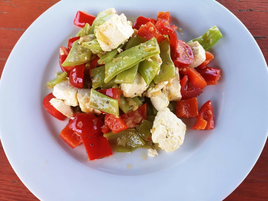 Frischer Sommersalat mit gr&uuml;nen Bohnen und Schafsk&auml;se