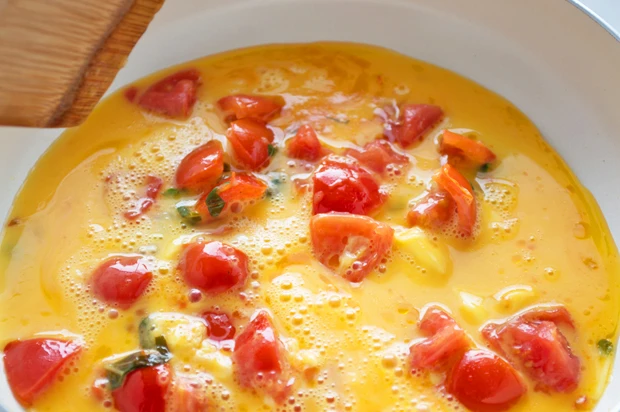 Eierspeise mit Tomaten und Basilikum