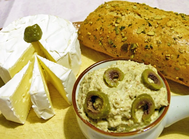 Oliven-Mandel-Creme mit Camembert