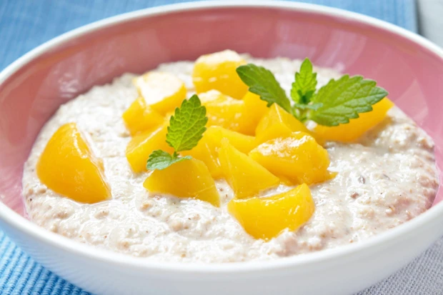 Getreidebrei mit Früchten