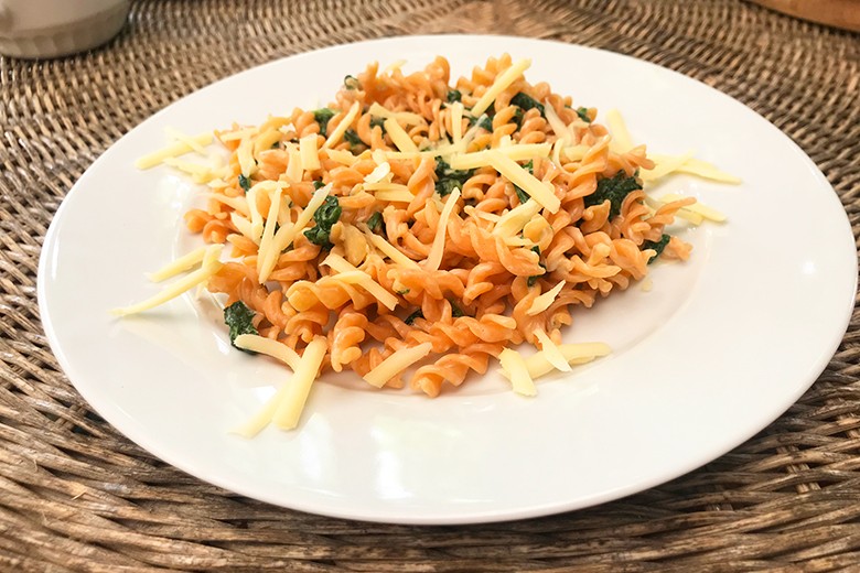 Rote-Linsen-Spirelli in Spinat-Obers-Sauce